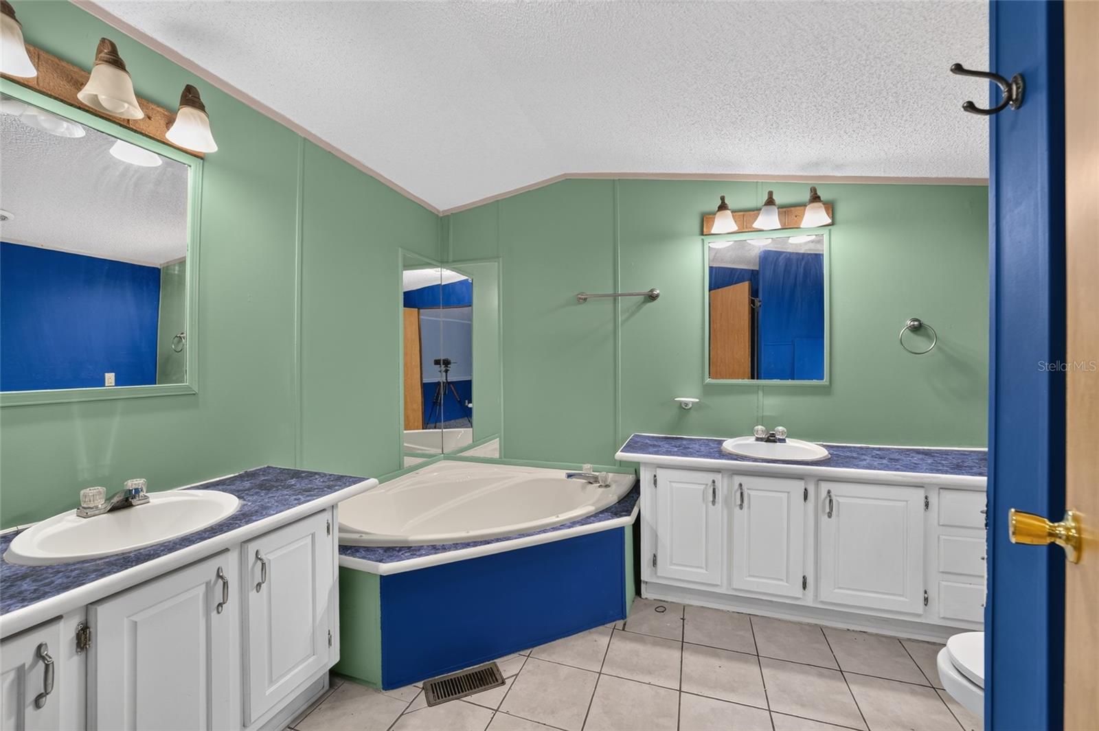 BELLEVIEW HILLS ESTATE - Residential