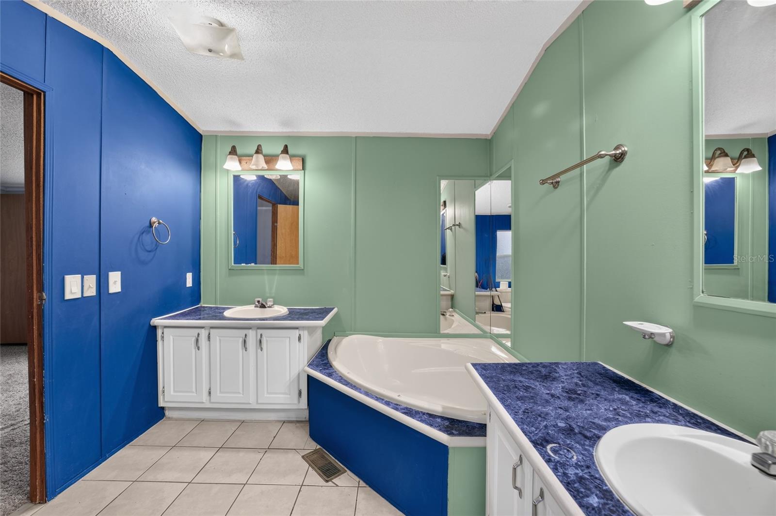 BELLEVIEW HILLS ESTATE - Residential