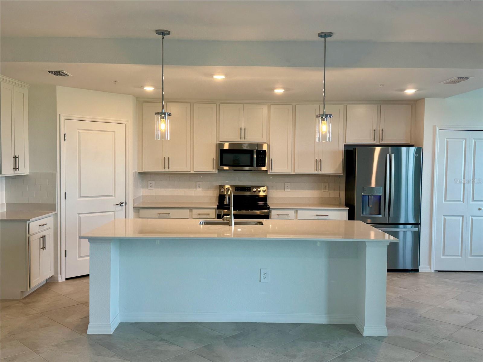 CALUSA COUNTRY CLUB - Residential Lease
