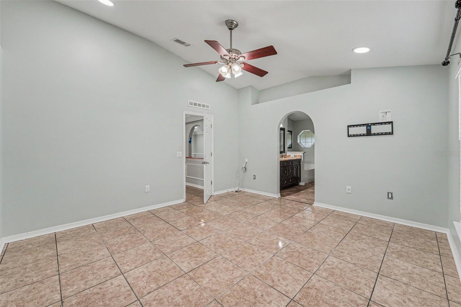 LAKE DOE COVE PH 01 48 57 - Residential