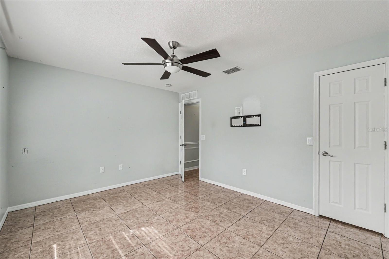 LAKE DOE COVE PH 01 48 57 - Residential