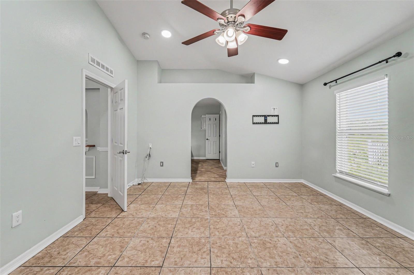 LAKE DOE COVE PH 01 48 57 - Residential