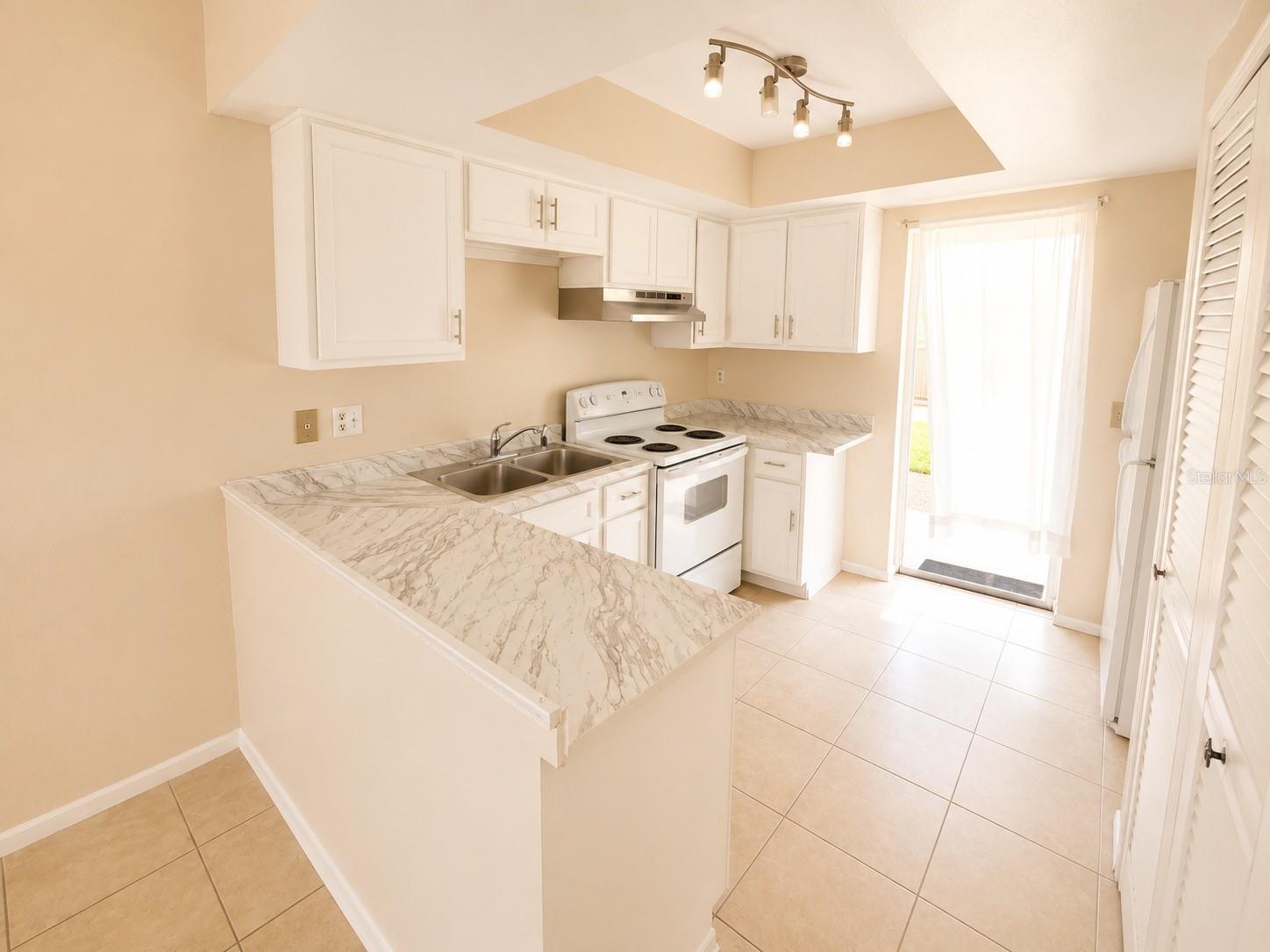 COUNTRY COVE VILLAS - Residential Lease
