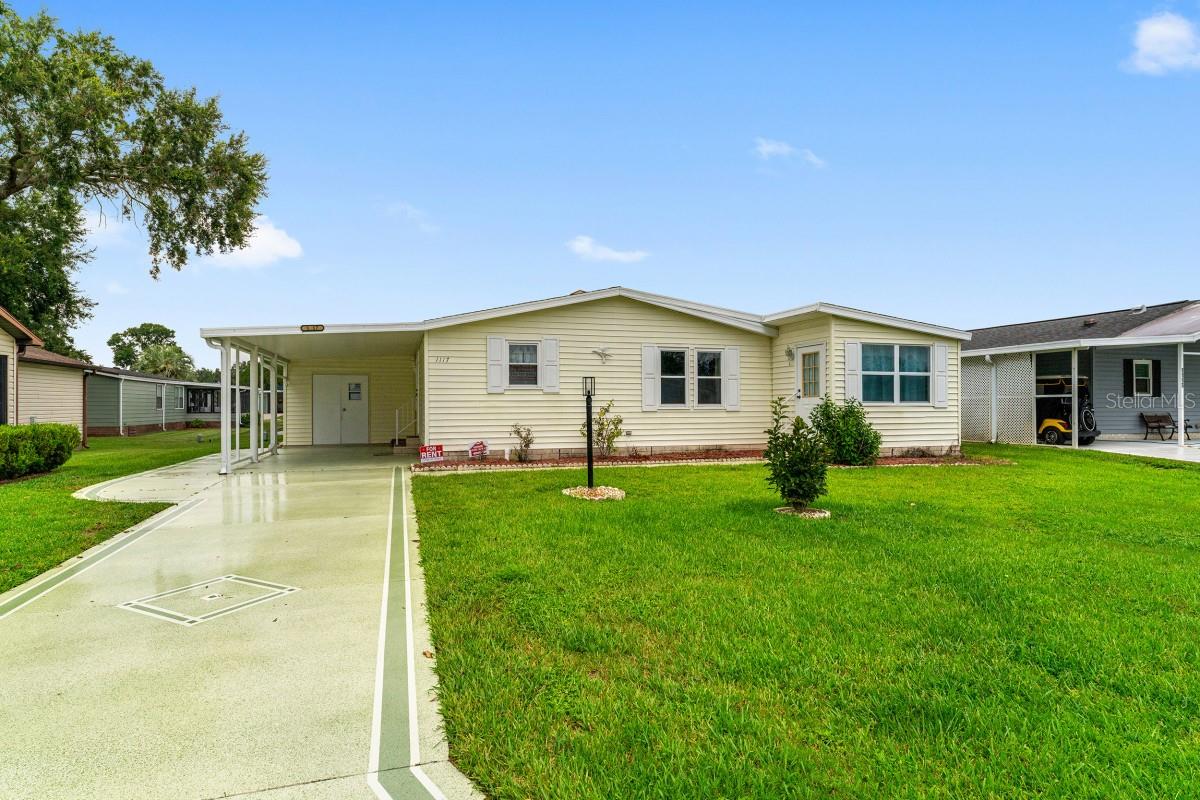 Large spacious home in the historic section of the Villages. Great location close to the Spanish Springs square, shopping, restaurants, parks, pool and hospital. All furnishings available separately. Everything you need to start enjoying the Villages lifestyle. Great rental opportunity.
Stainless appliances in kitchen. Newer windows. Family Room under air. A must see!