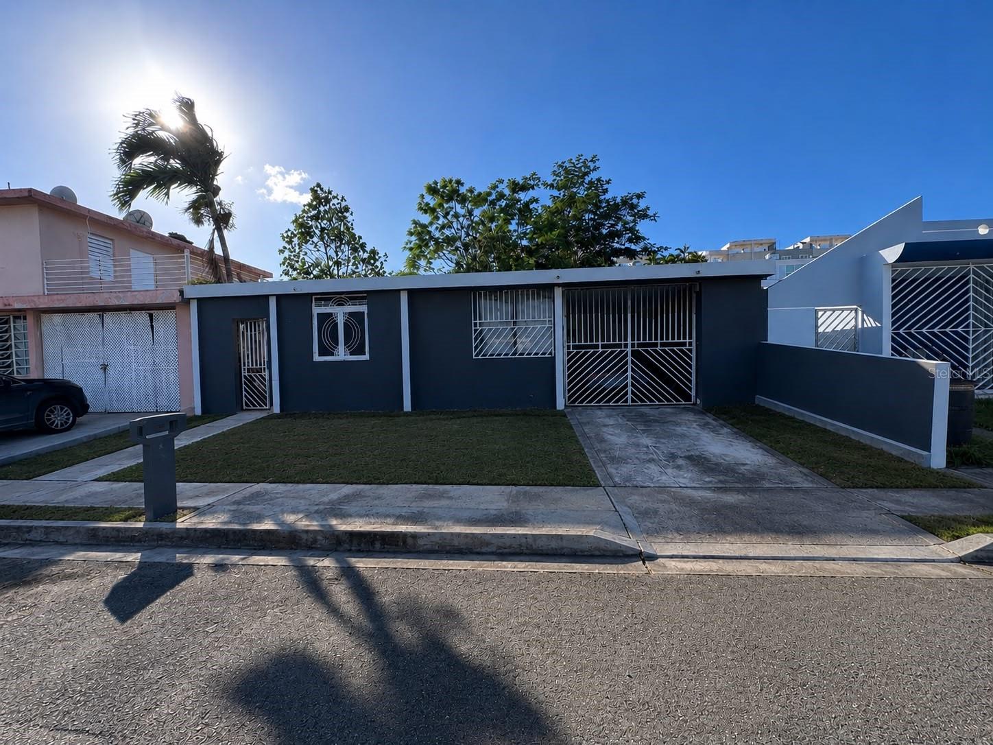 Excellent opportunity in the desirable Metropolis community in Carolina, Puerto Rico. This property features 3 bedrooms, 1 bathroom, and a spacious 471-square-meter lot. Conveniently located near schools, supermarkets, restaurants, shopping centers, hospitals, major highways, and just minutes from Luis Muñoz Marín International Airport.

The property requires repairs and improvements to meet traditional financing requirements, making it an excellent opportunity for buyers looking to renovate and add value. Ideal as a primary residence or investment property with great potential.