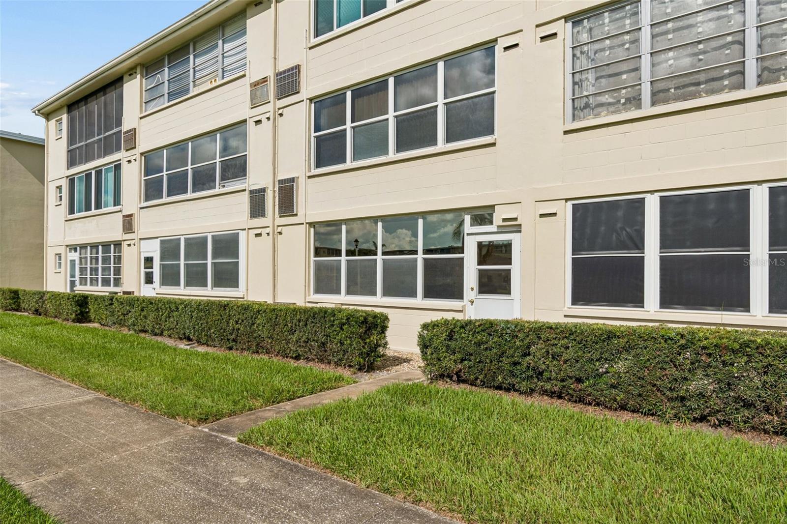 GATEWAY SQUARE APTS - Residential