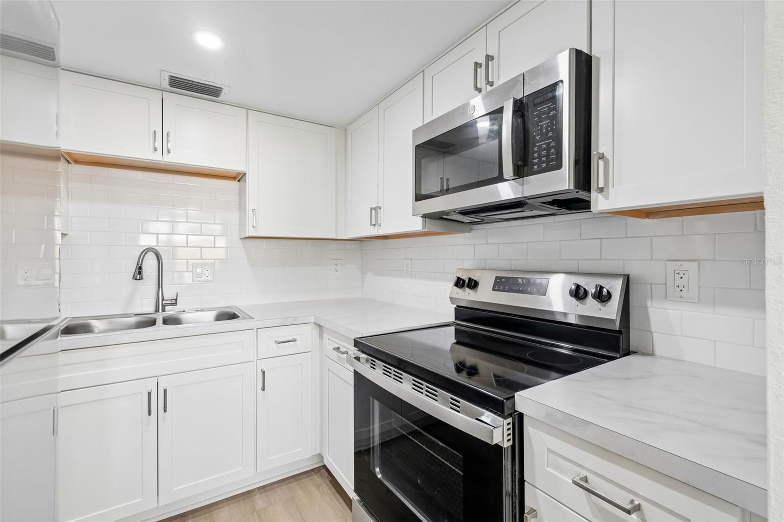 GATEWAY SQUARE APTS - Residential