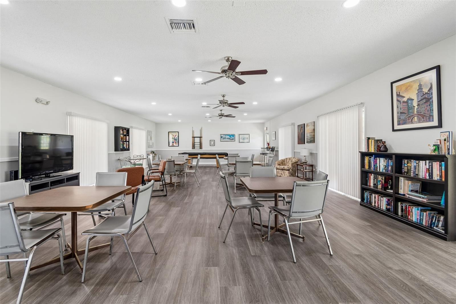 GATEWAY SQUARE APTS - Residential