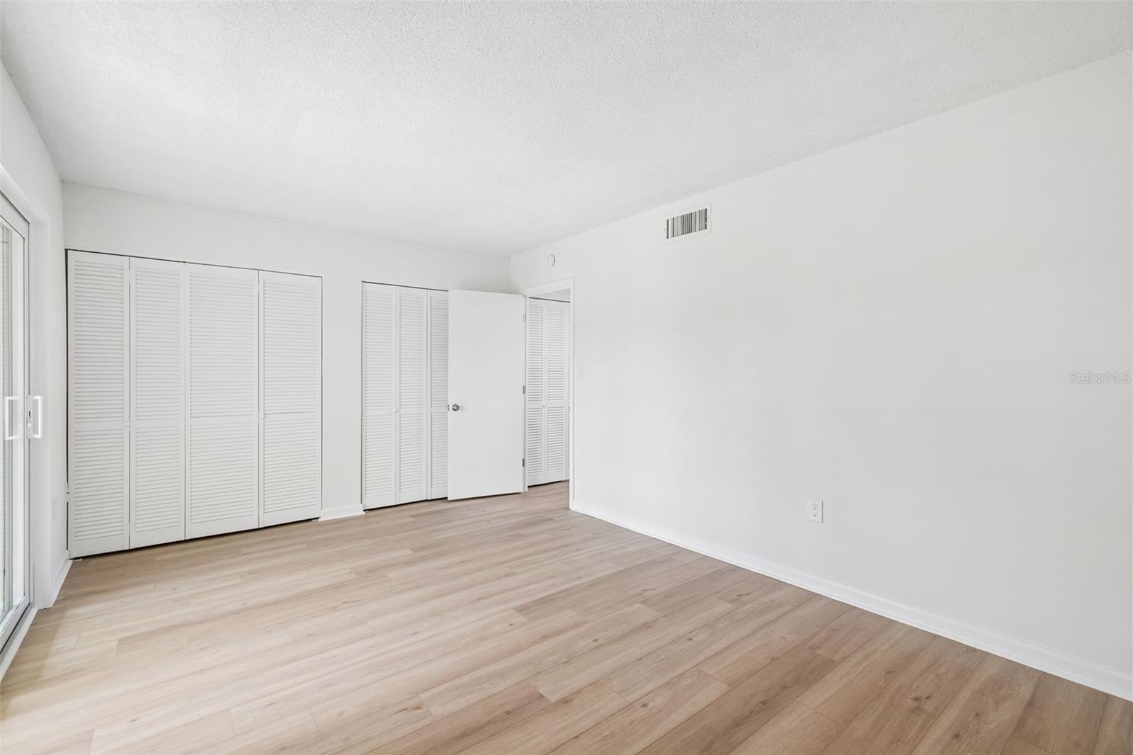 GATEWAY SQUARE APTS - Residential