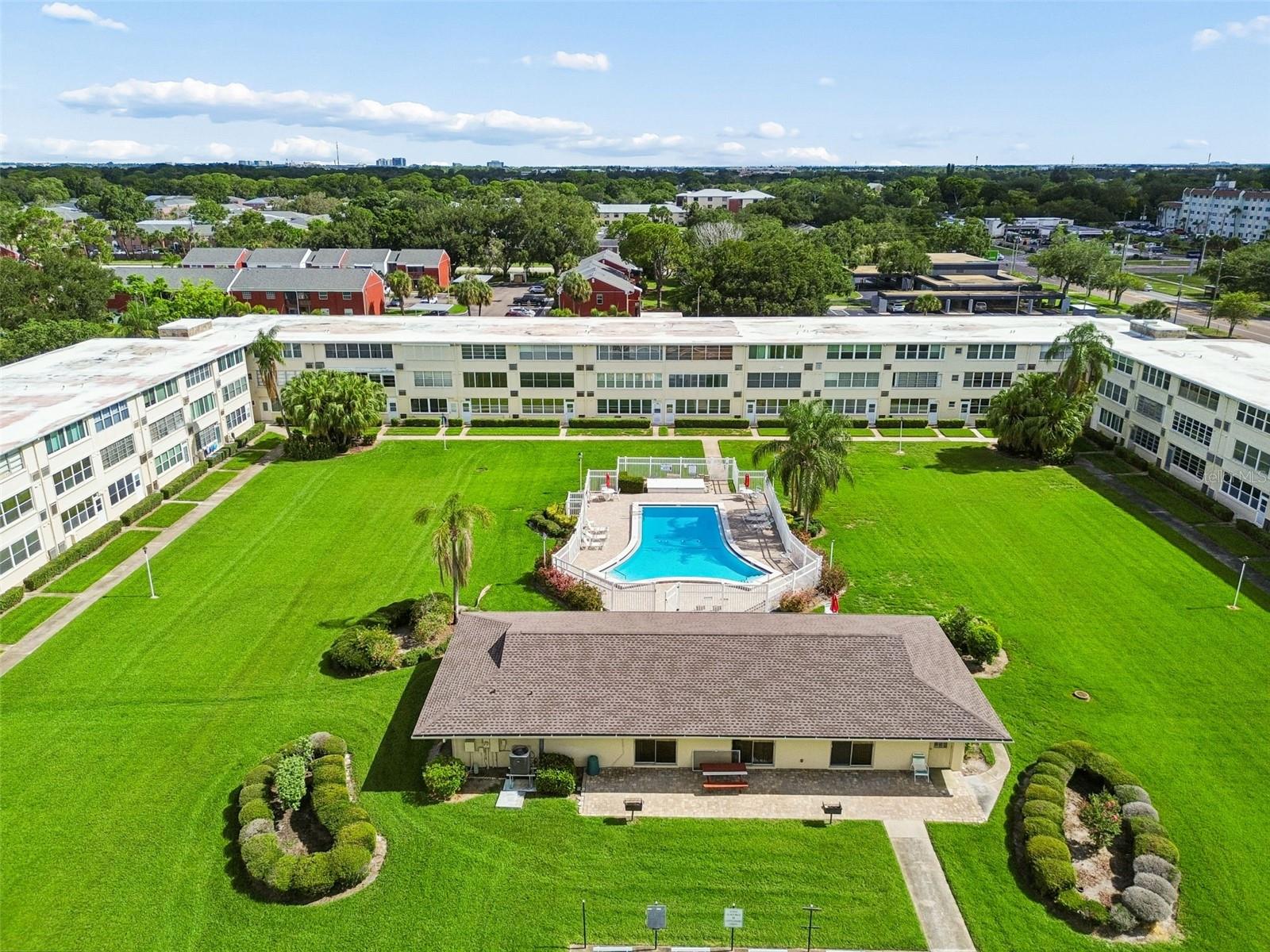 GATEWAY SQUARE APTS - Residential