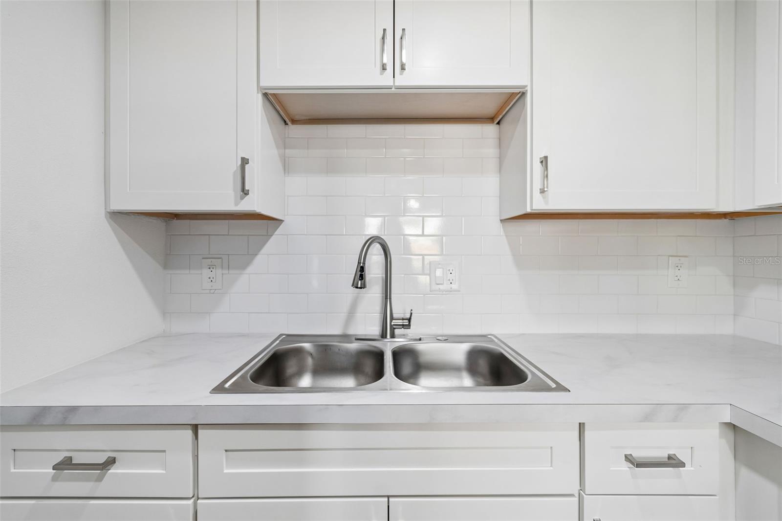 GATEWAY SQUARE APTS - Residential