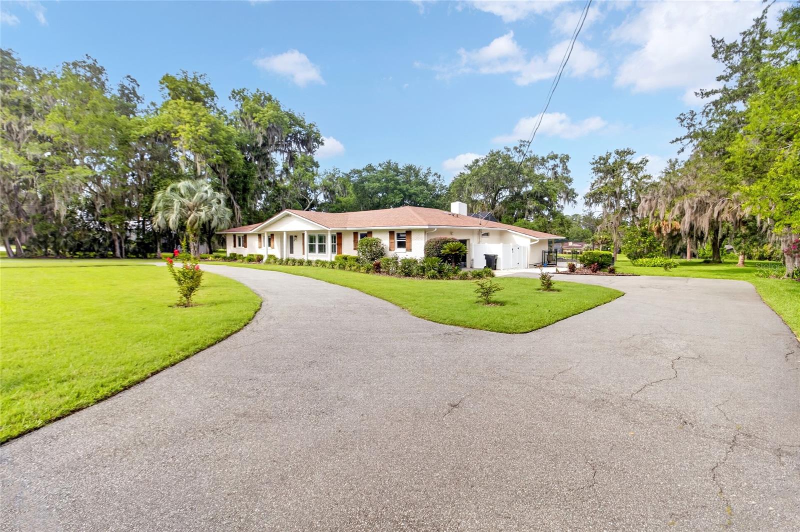COUNTRY CLUB ESTATE MCINTOSH GRT - Residential