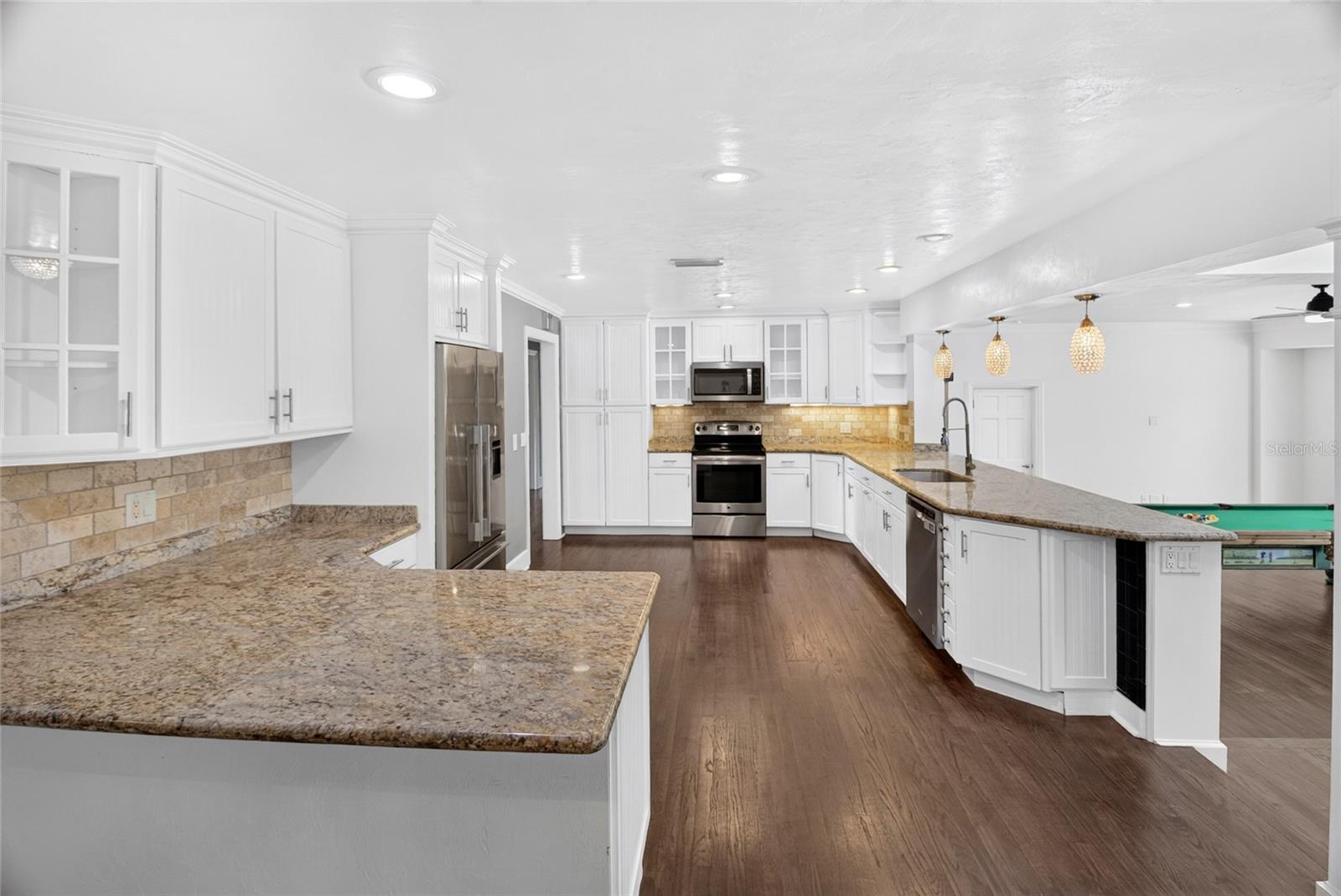 COUNTRY CLUB ESTATE MCINTOSH GRT - Residential