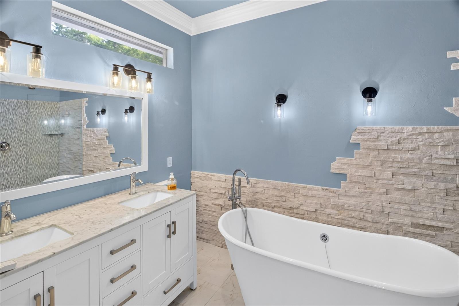 COUNTRY CLUB ESTATE MCINTOSH GRT - Residential