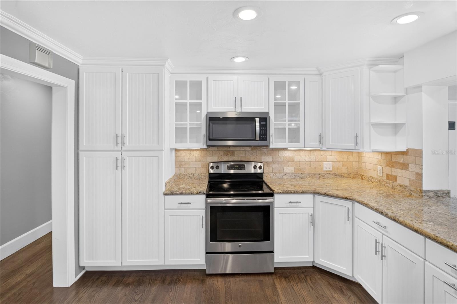 COUNTRY CLUB ESTATE MCINTOSH GRT - Residential