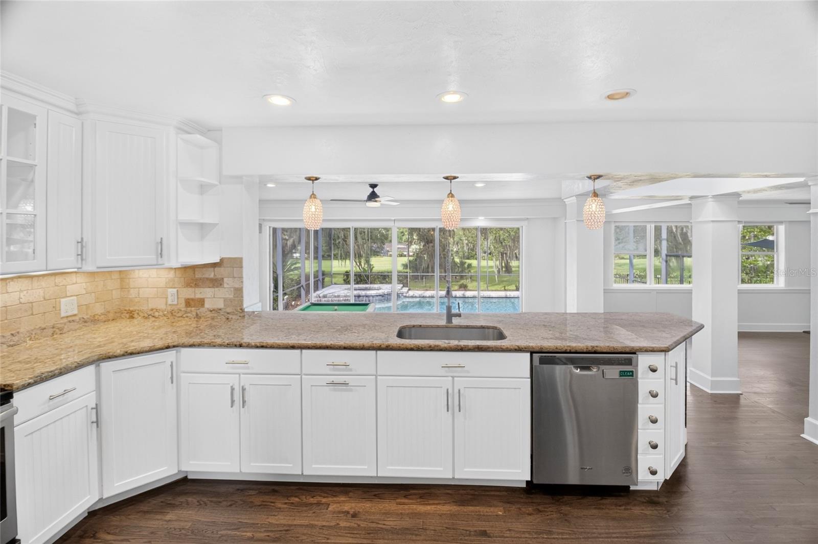COUNTRY CLUB ESTATE MCINTOSH GRT - Residential