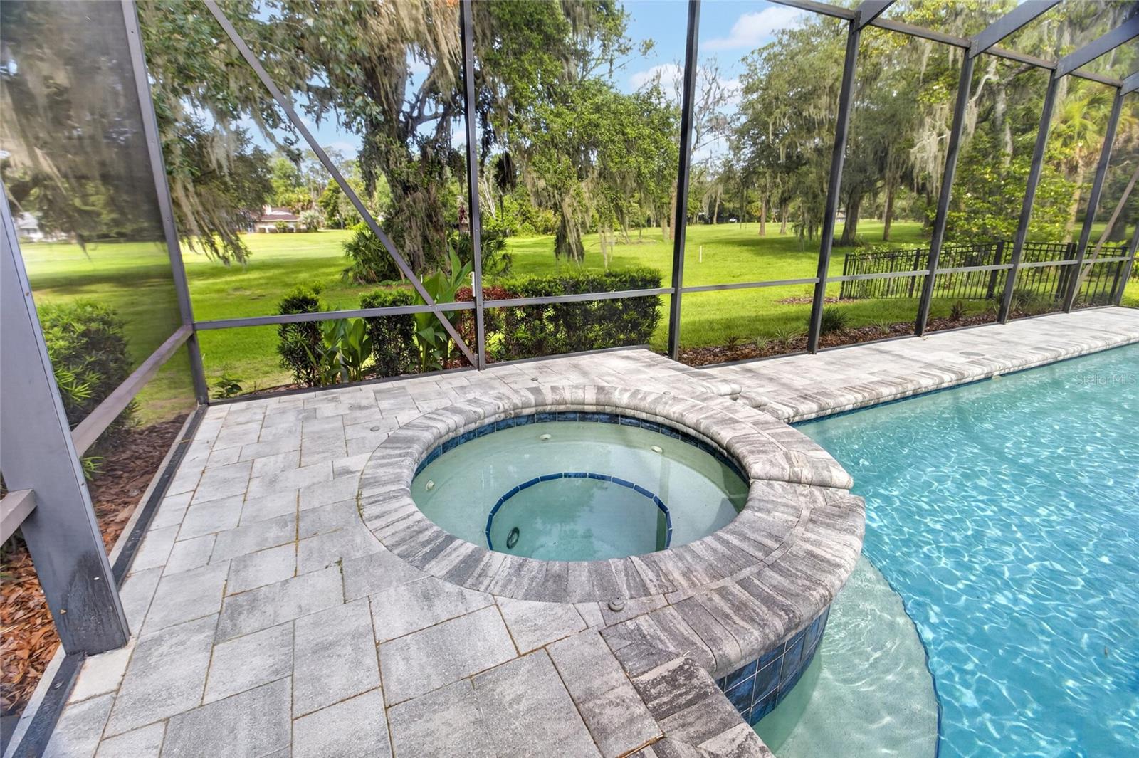 COUNTRY CLUB ESTATE MCINTOSH GRT - Residential