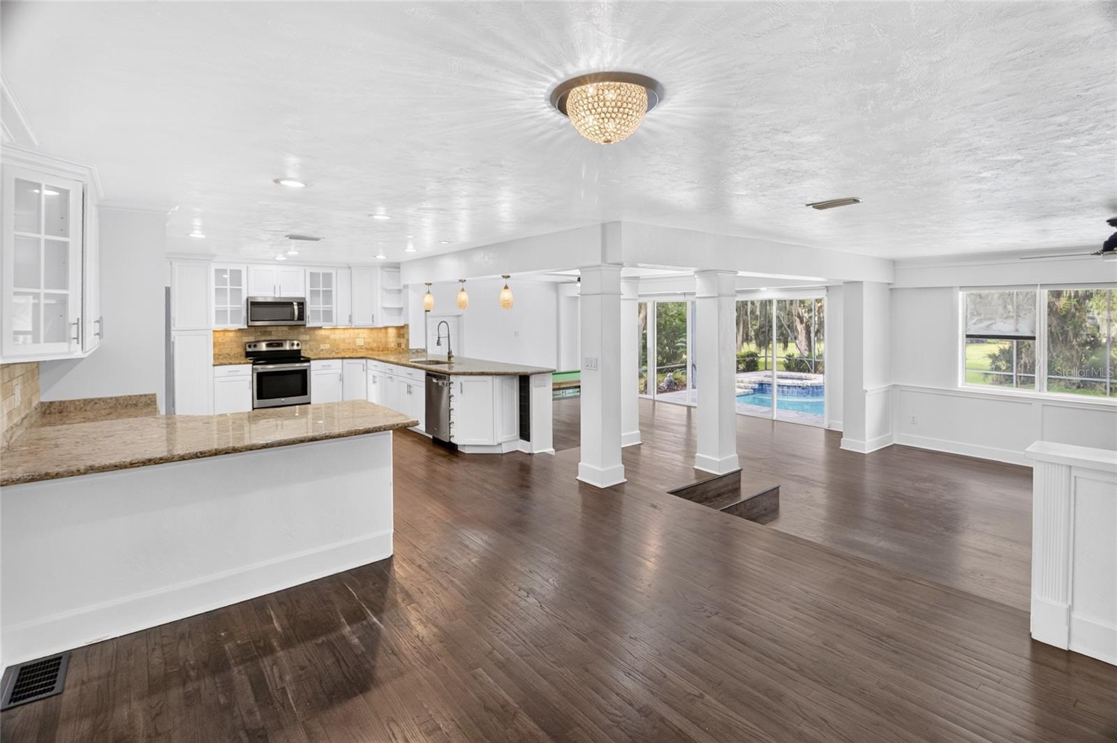 COUNTRY CLUB ESTATE MCINTOSH GRT - Residential