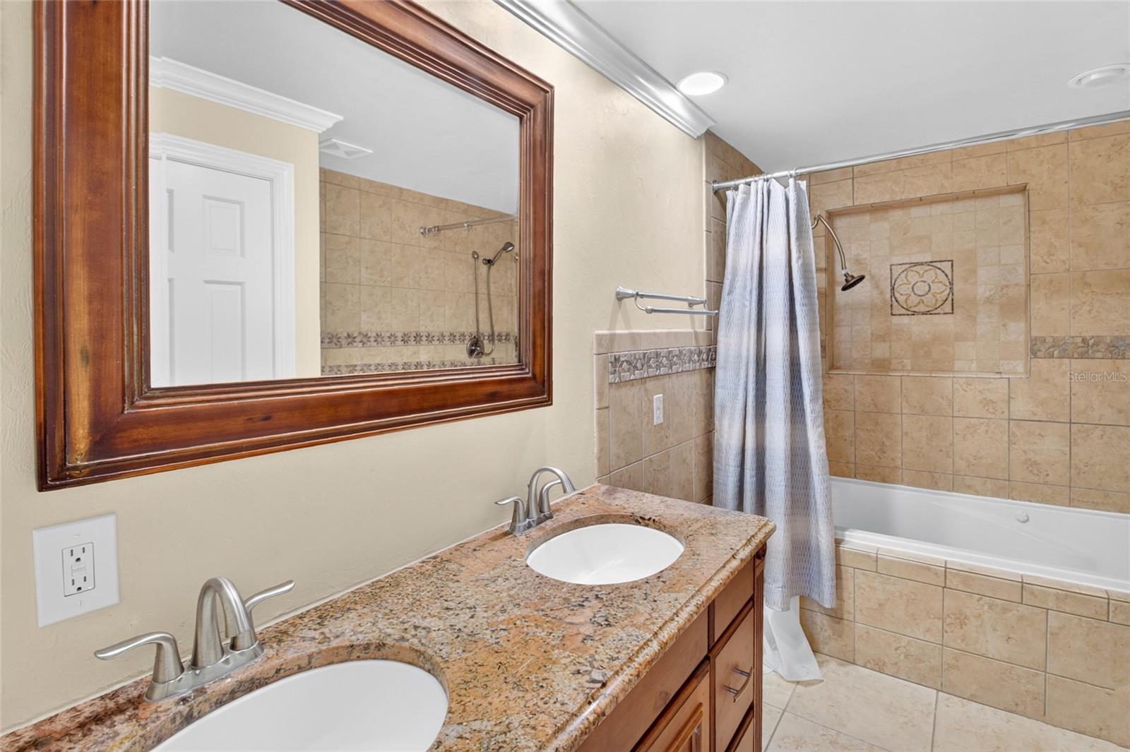 COUNTRY CLUB ESTATE MCINTOSH GRT - Residential