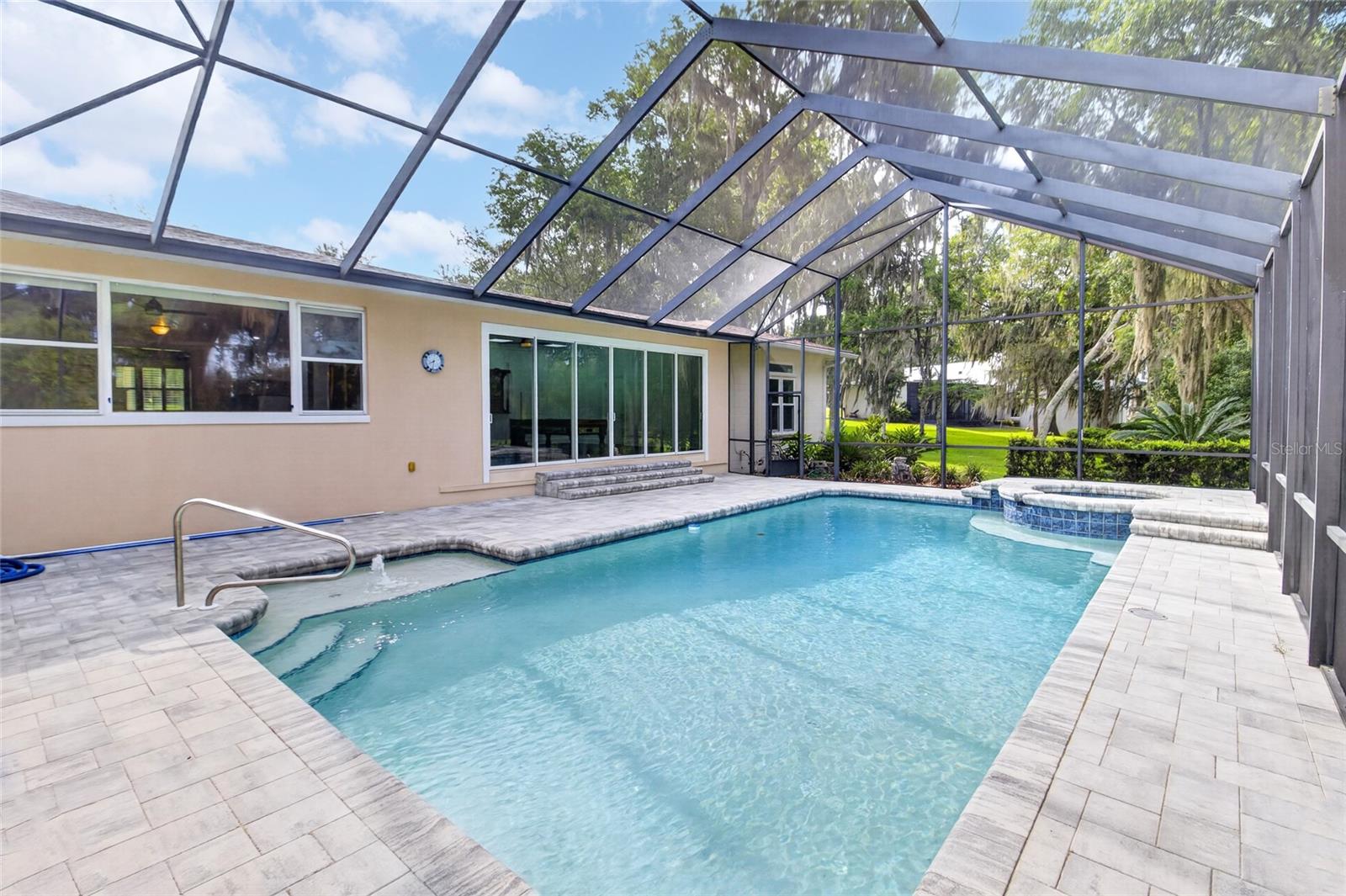 COUNTRY CLUB ESTATE MCINTOSH GRT - Residential