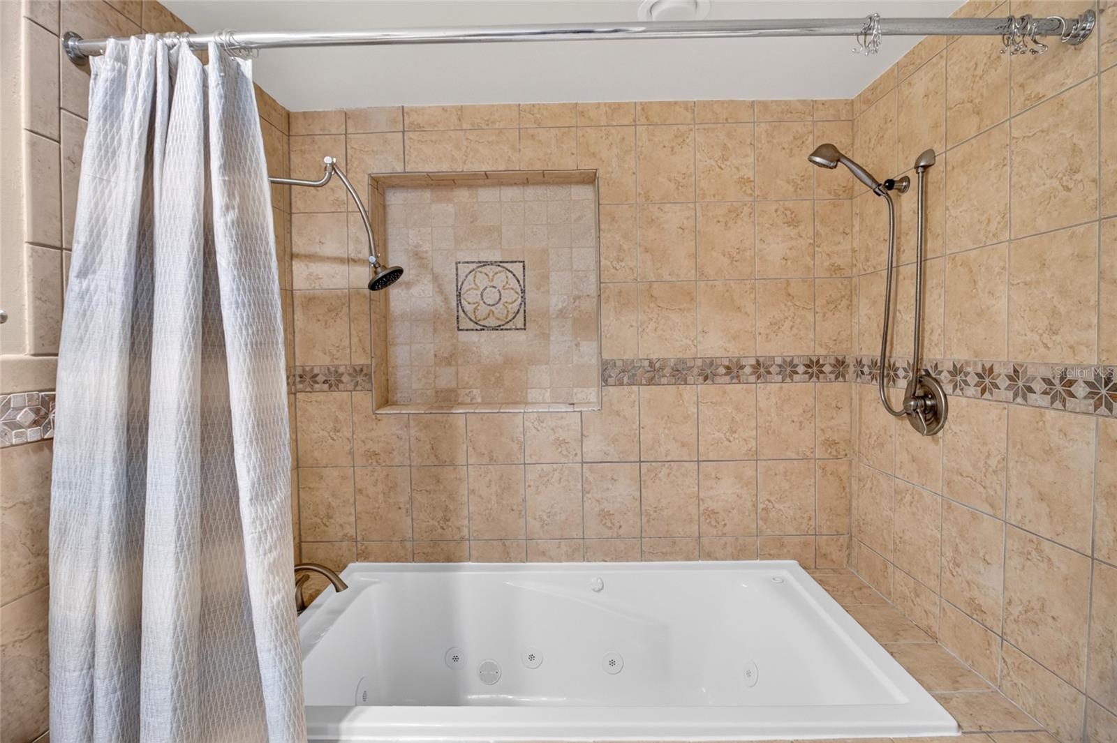 COUNTRY CLUB ESTATE MCINTOSH GRT - Residential