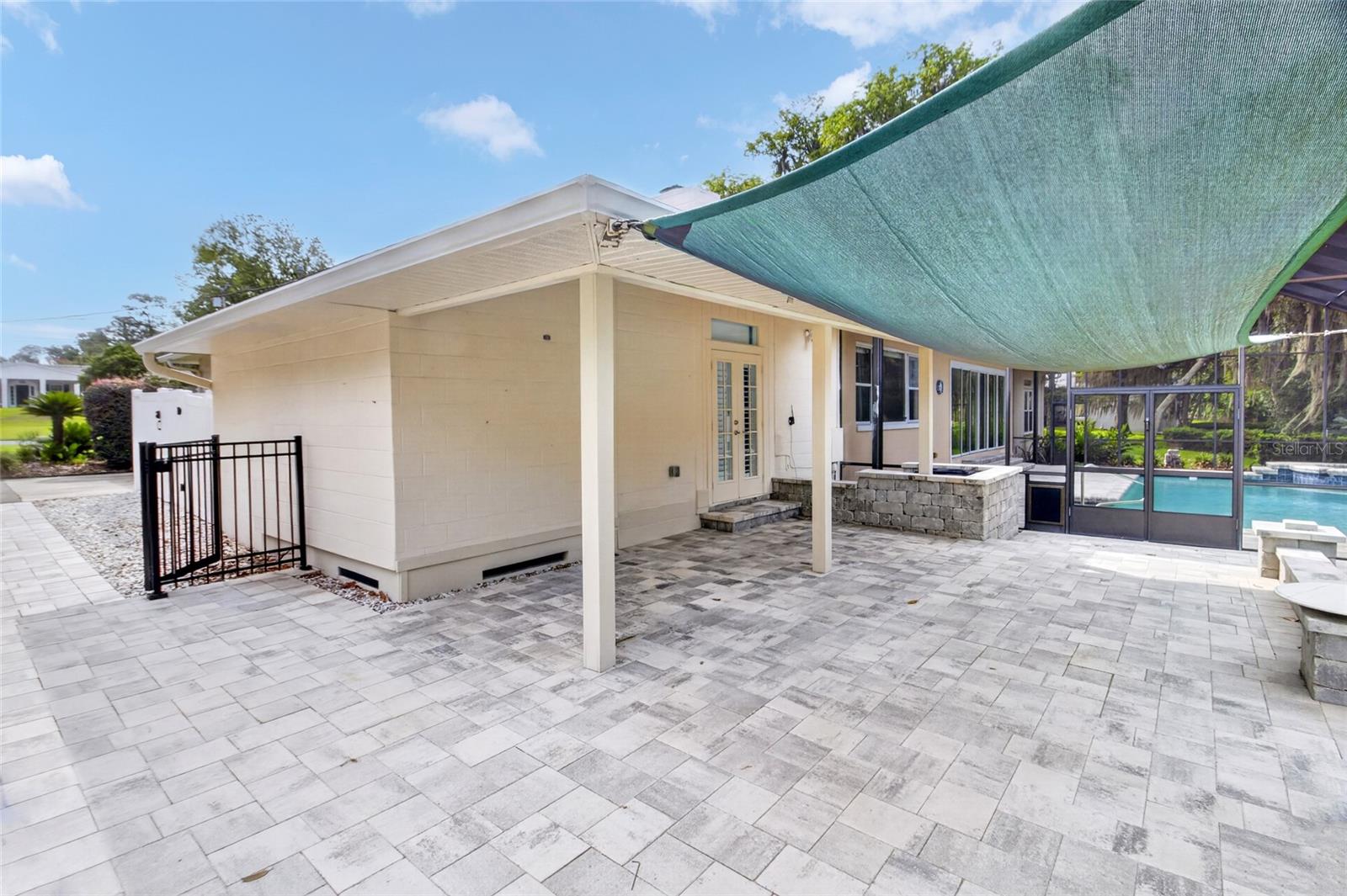COUNTRY CLUB ESTATE MCINTOSH GRT - Residential