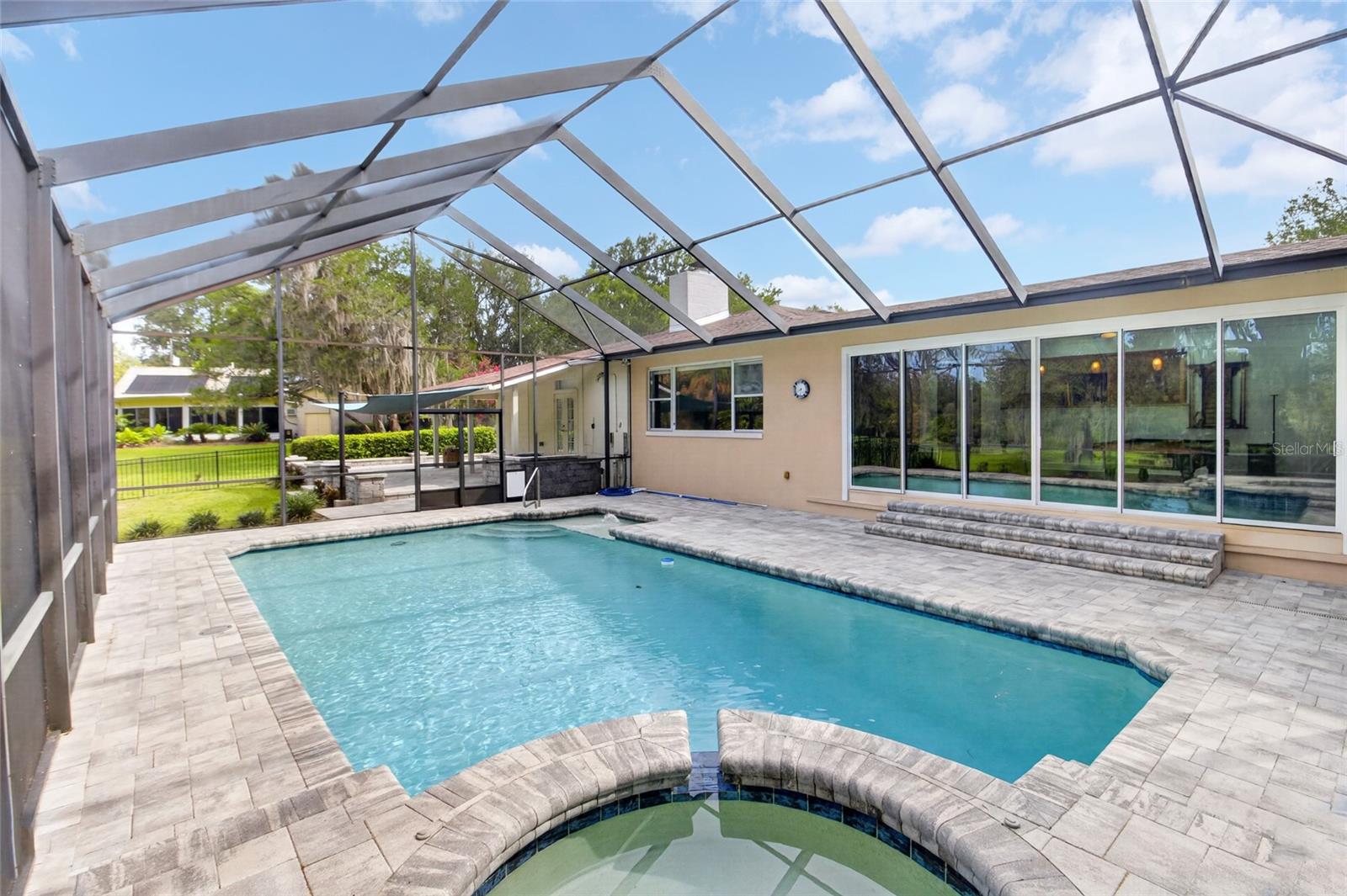 COUNTRY CLUB ESTATE MCINTOSH GRT - Residential