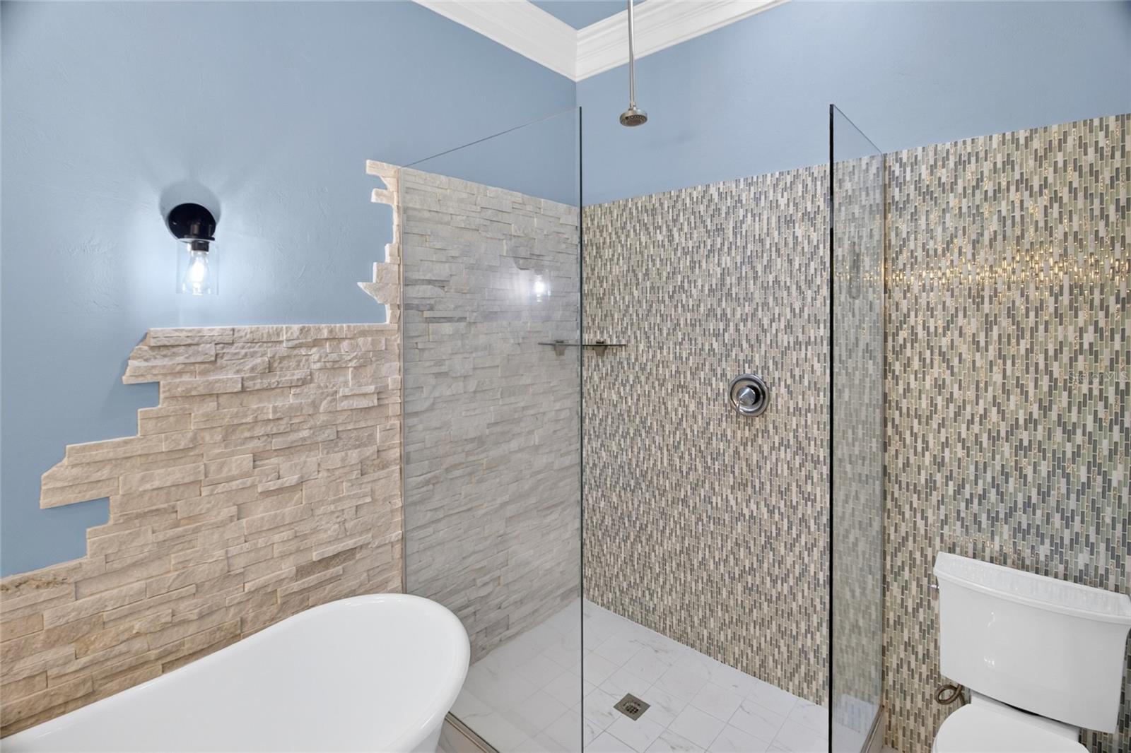 COUNTRY CLUB ESTATE MCINTOSH GRT - Residential