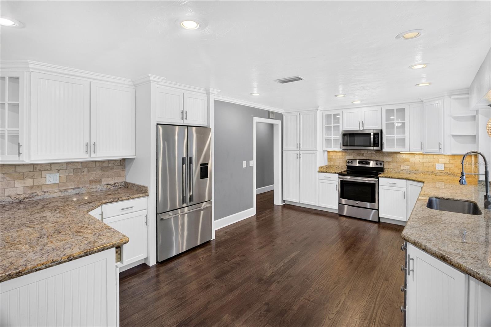 COUNTRY CLUB ESTATE MCINTOSH GRT - Residential