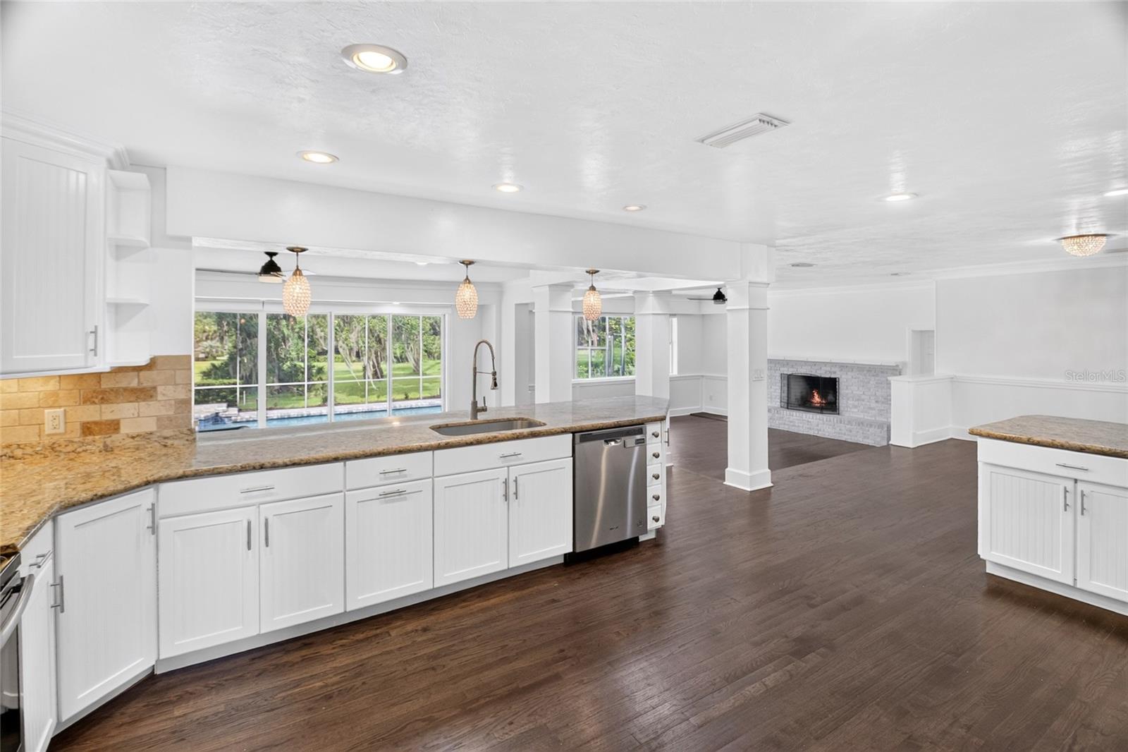 COUNTRY CLUB ESTATE MCINTOSH GRT - Residential