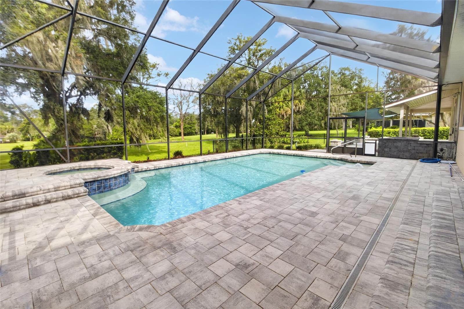 COUNTRY CLUB ESTATE MCINTOSH GRT - Residential