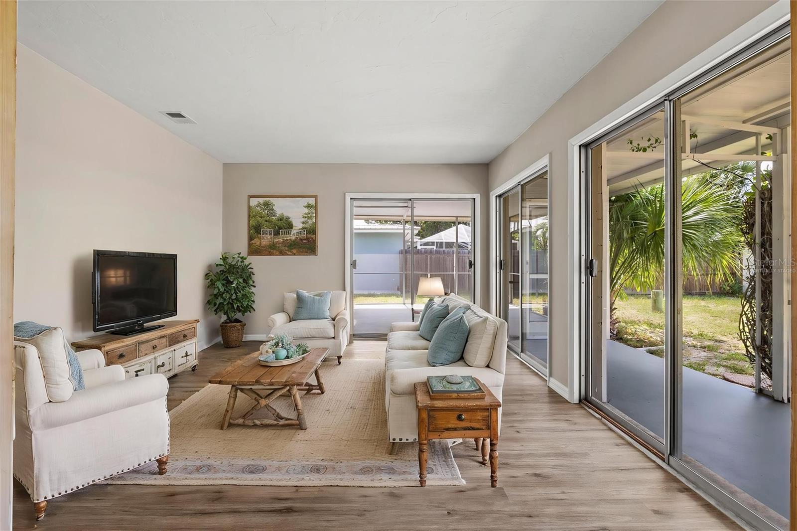 BEACH MANOR - Residential