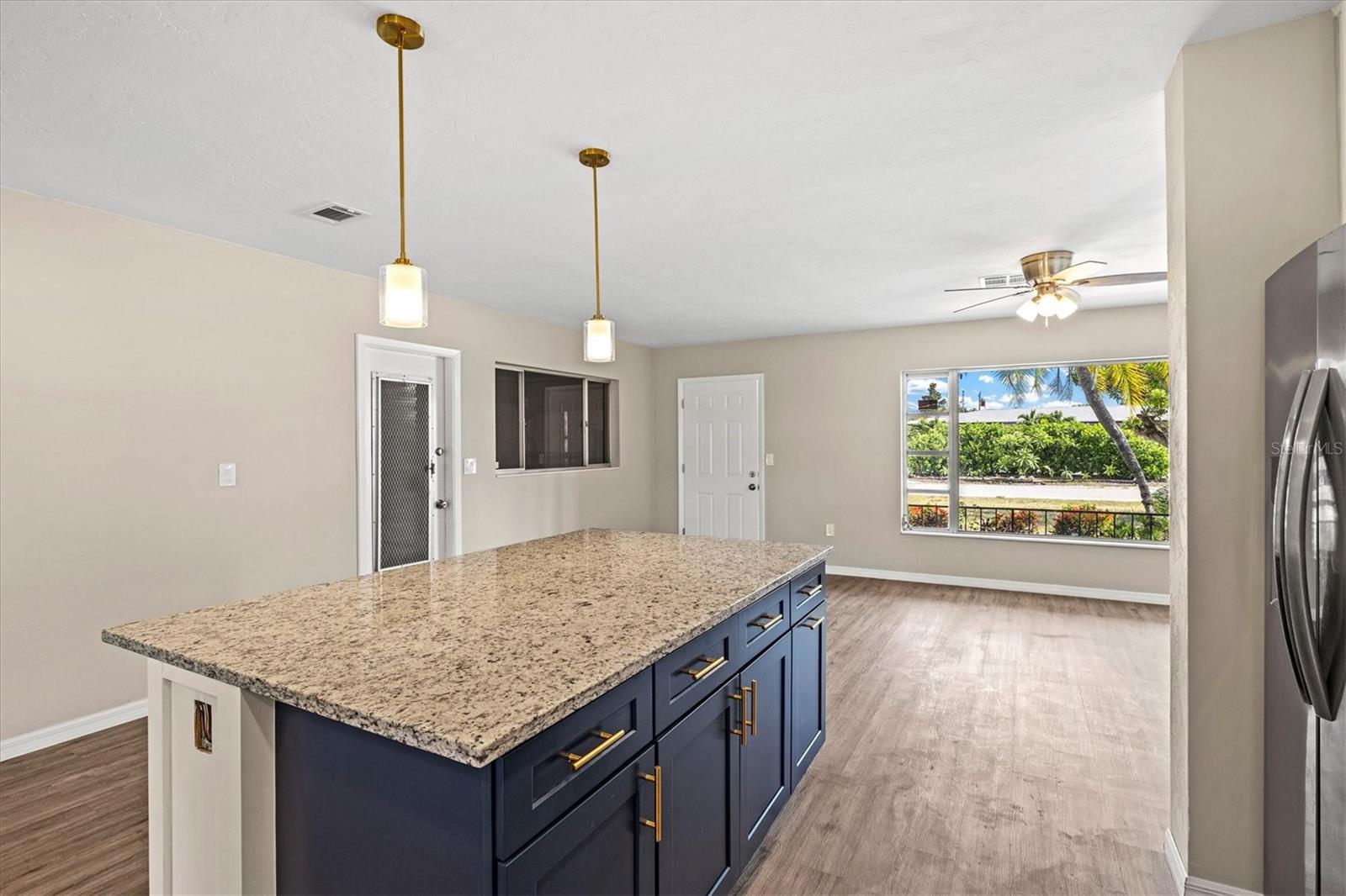 BEACH MANOR - Residential