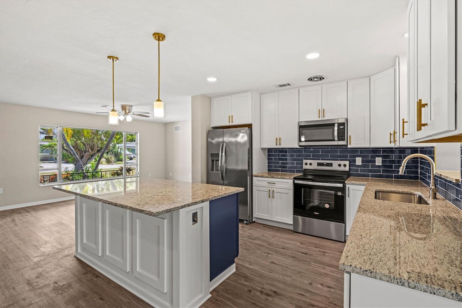 BEACH MANOR - Residential