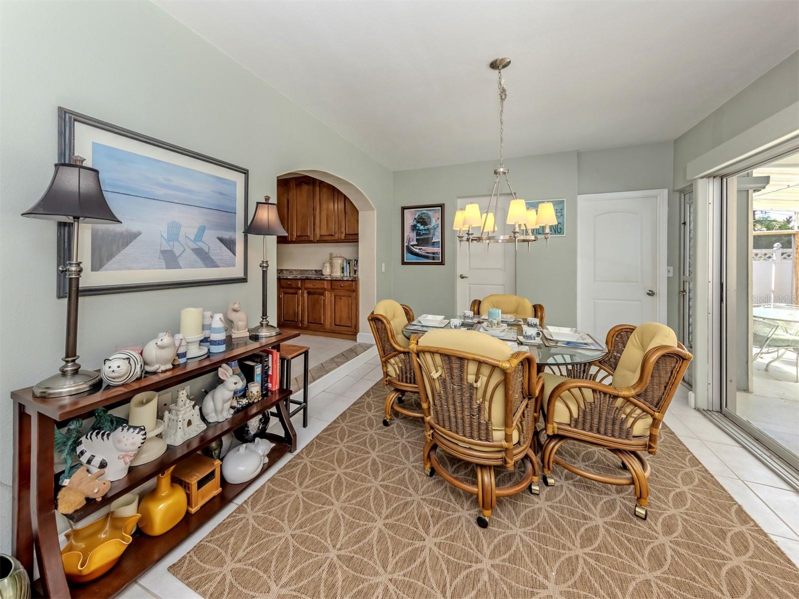 COUNTRY CLUB ESTATES - Residential