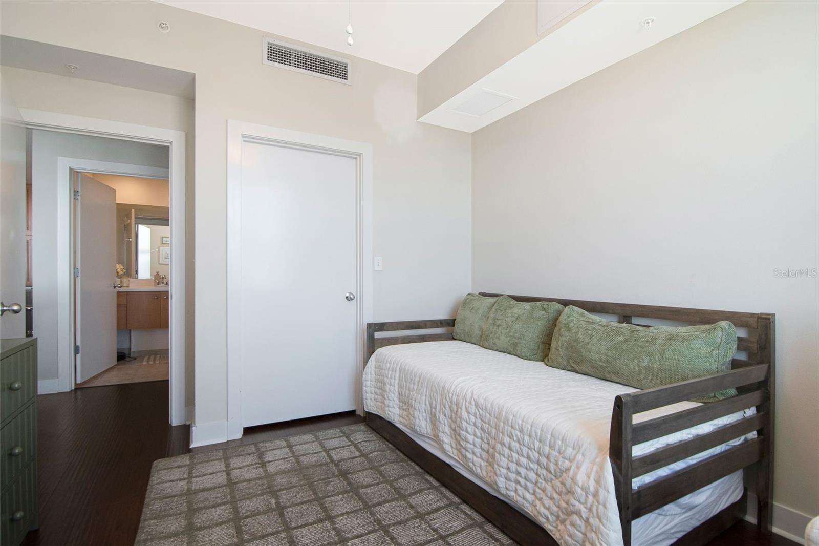 GRAND CENTRAL AT KENNEDY RESID - Residential