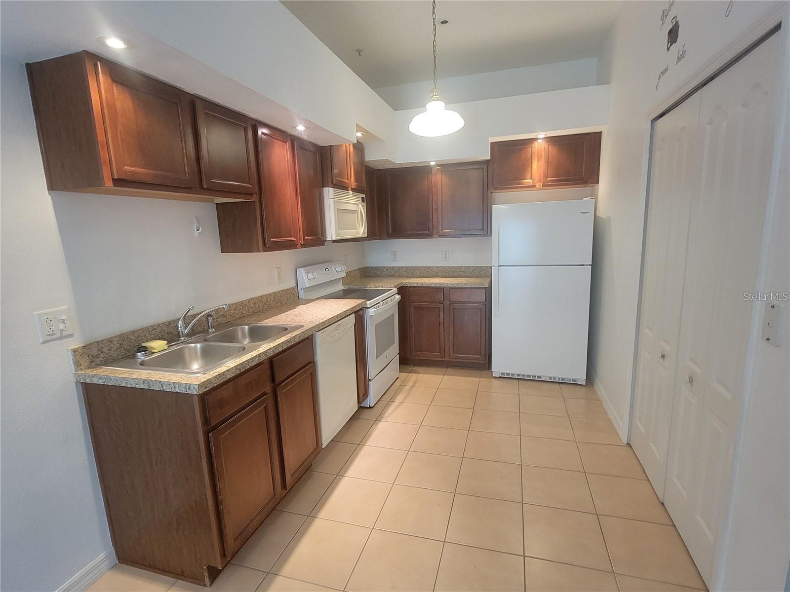 TUCKER OAKS - Residential Lease