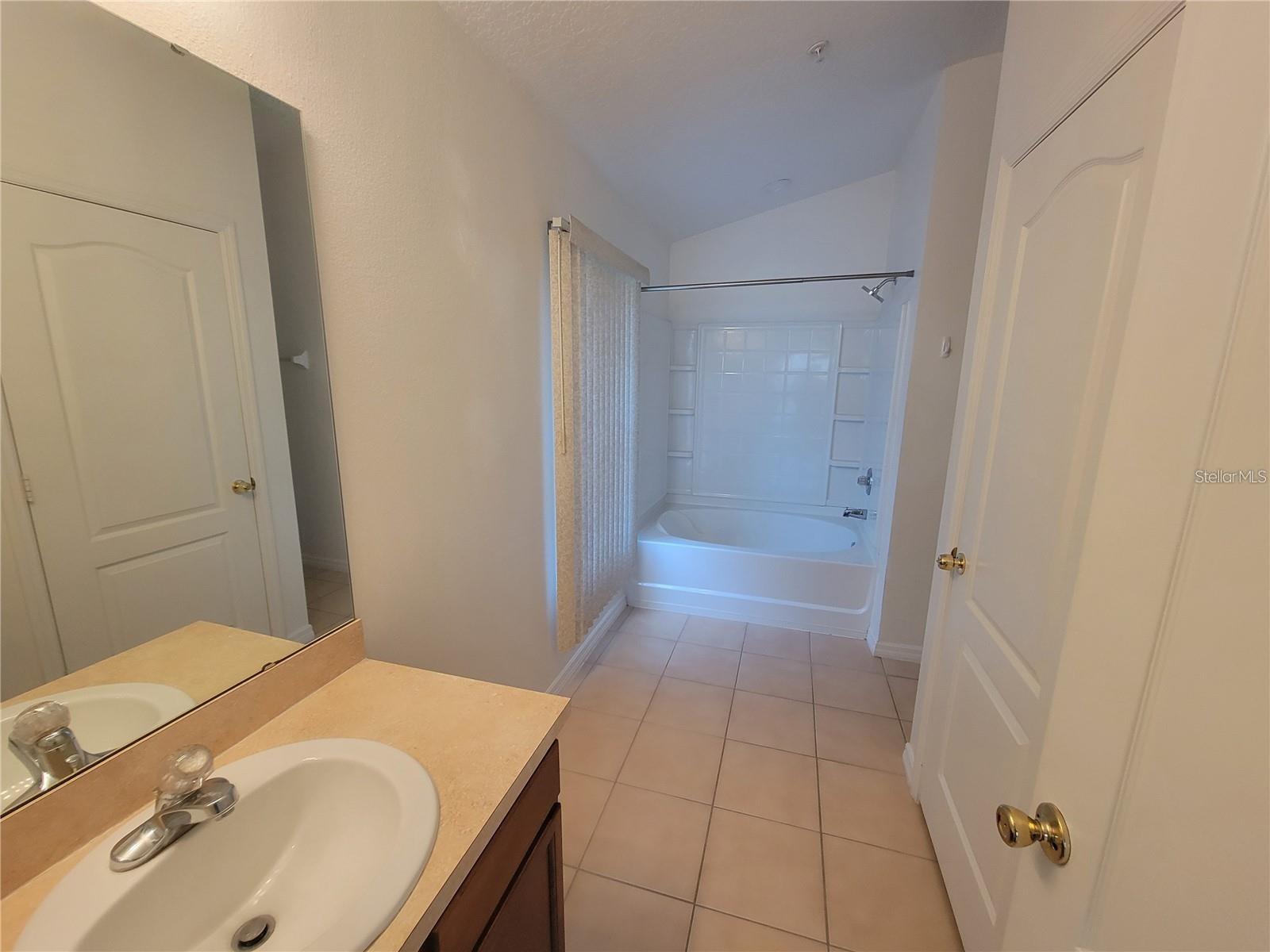 TUCKER OAKS - Residential Lease