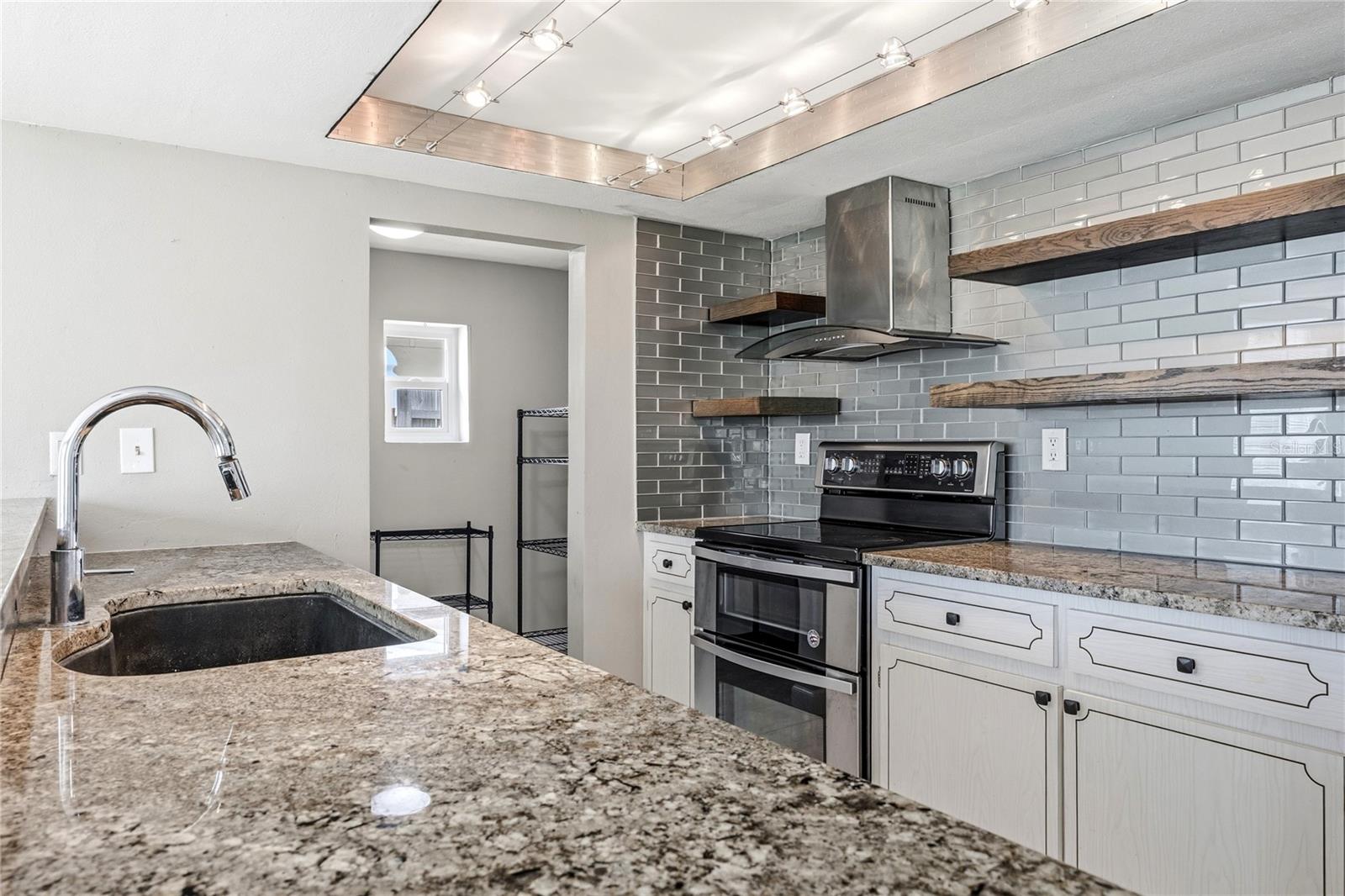 COLONIAL HILLS - Residential
