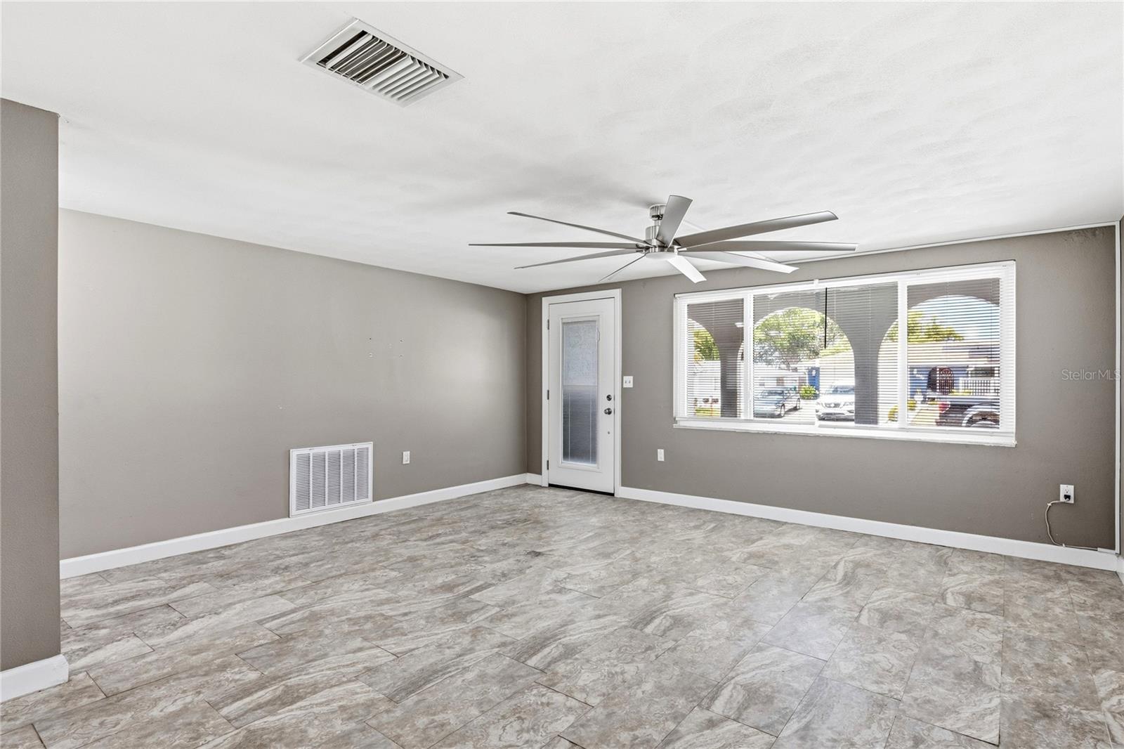 COLONIAL HILLS - Residential