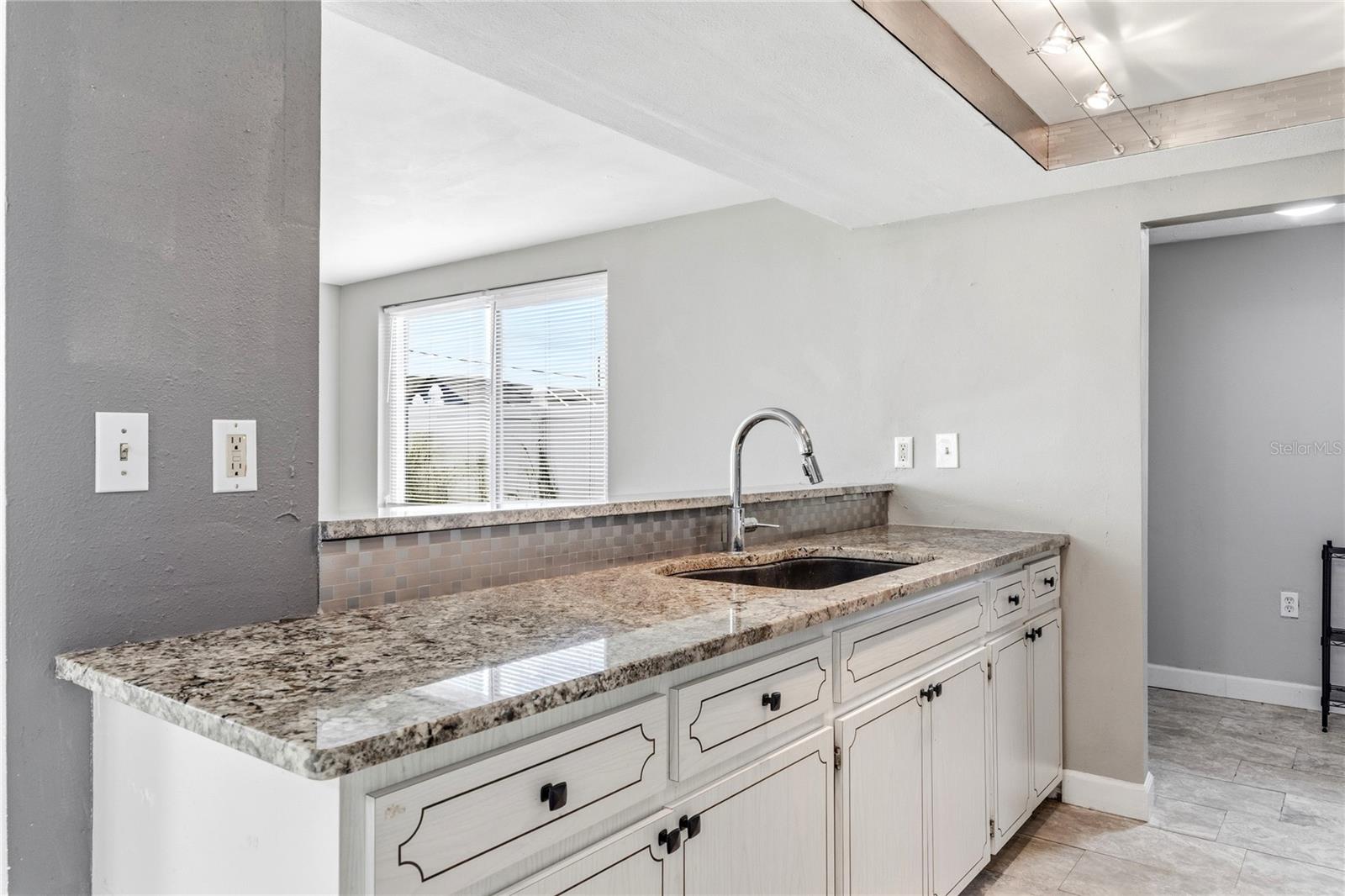 COLONIAL HILLS - Residential