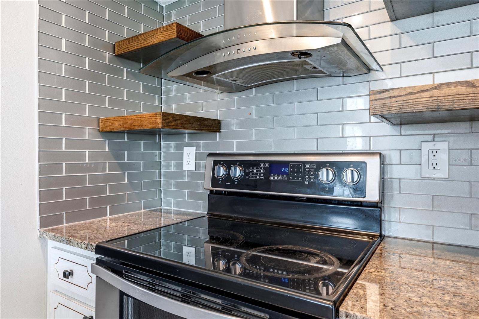 COLONIAL HILLS - Residential