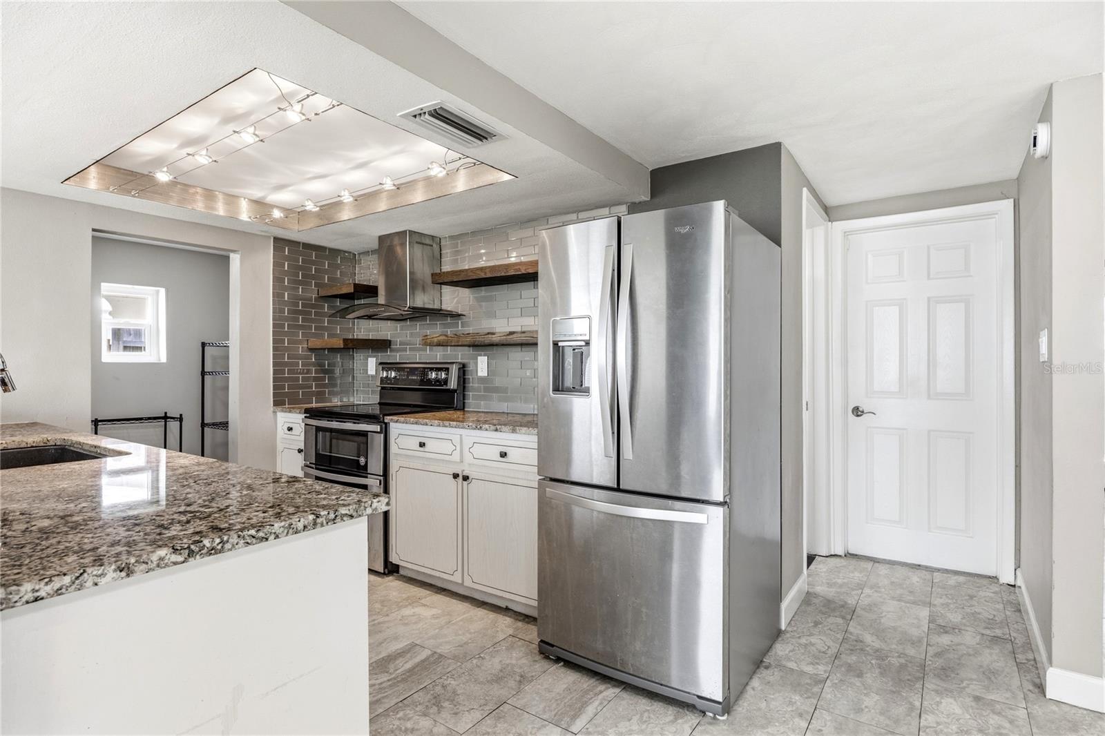 COLONIAL HILLS - Residential