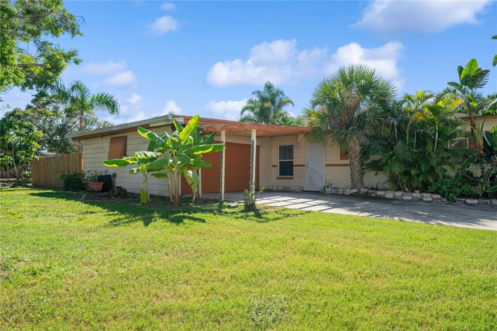 WELCOME TO 6903 S SHORE DR S, A SINGLE FAMILY, 3 BEDROOM, 2 BATH HOME WITH A POOL LOCATED IN
THE QUIET PASADENA ISLE NEIGHBORHOOD OF SOUTH PASADENA (PUBLIC RECORD STATES ADDRESS IS
ST PETERSBURG, HOWEVER, IT IS IN SOUTH PASADENA, FL).  THE HOME WAS BUILT IN 1958, RENOVATED IN
1988, AND FEATURES A ONE-STORY, OPEN CONCEPT FLOOR PLAN.  THE AREA IS NOTED FOR BEING A
WALKABLE NEIGHBORHOOD WITH NEARBY SHOPPING AND RESTAURANTS AND LOCAL HOSPITAL. 
ST PETE BEACH IS A SHORT  2.2 MILE BIKE RIDE AWAY.
KEY FEATURES:
1508 SF OF INTERIOR LIVING SPACE, 2 CAR GARAGE, MASONRY BLOCK HOME, SHINGLE ROOF, ON A 9,557
SF OVERSIZED LOT WITH LUSH, TROPICAL LANDSCAPING THAT CREATES A "PARK-LIKE" SETTING. A FLORIDA ROOM
OVERLOOKS THE BACKYARD AND POOL.