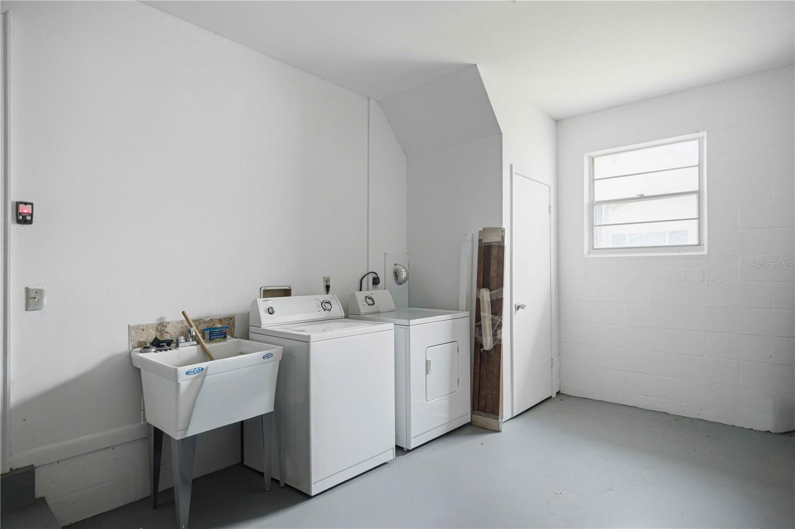 CIRCLE SQUARE WOODS - Residential