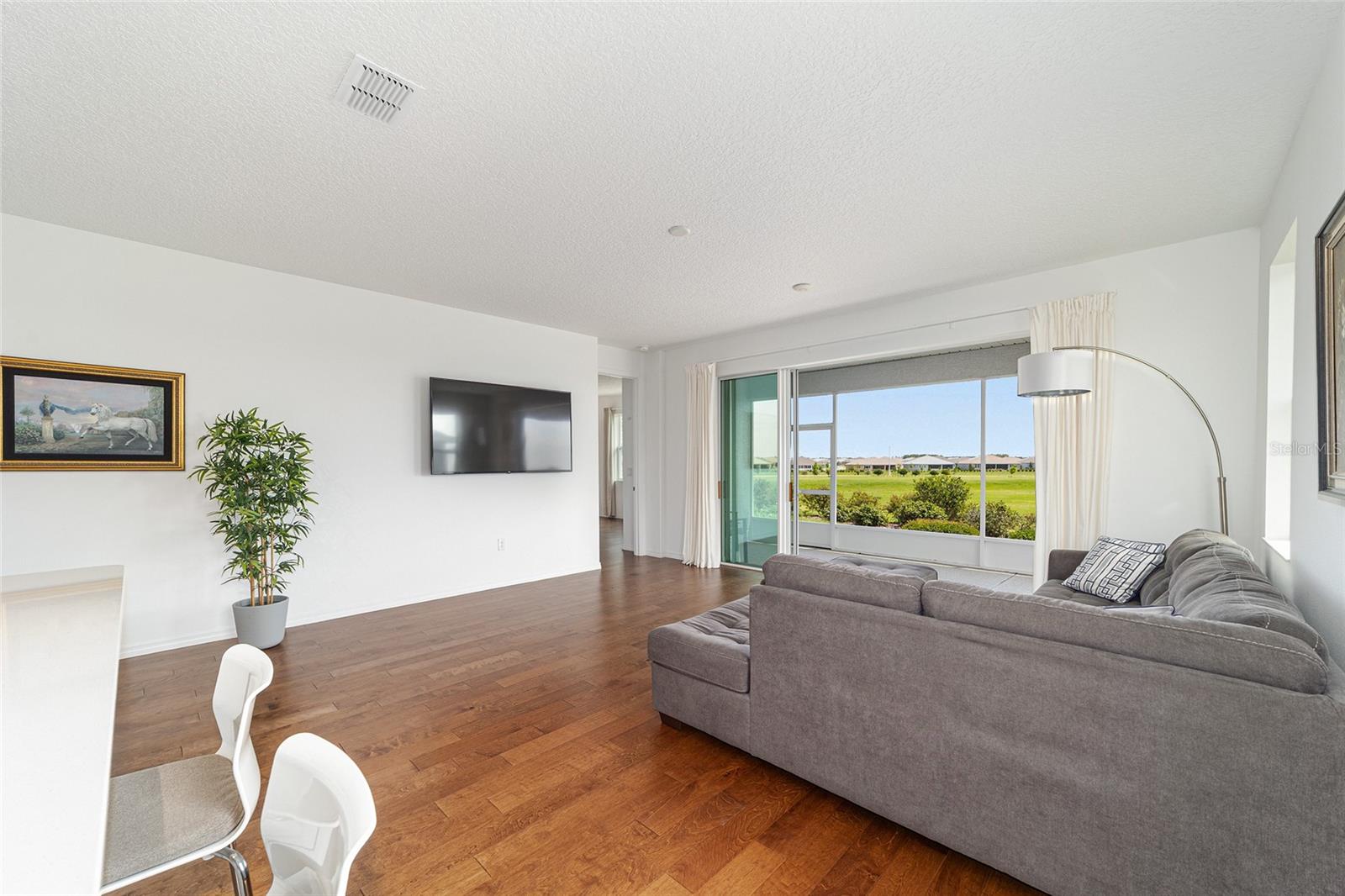 ON TOP OF THE WORLD - Residential