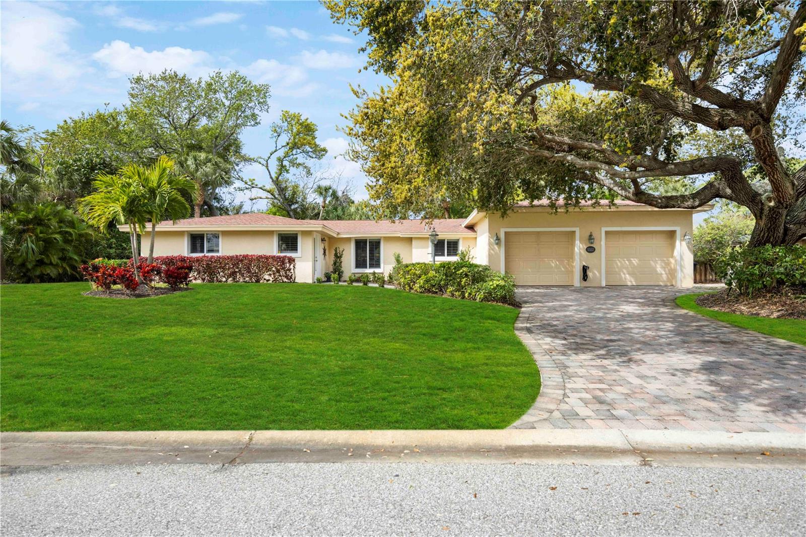 SIESTA ISLES - Residential