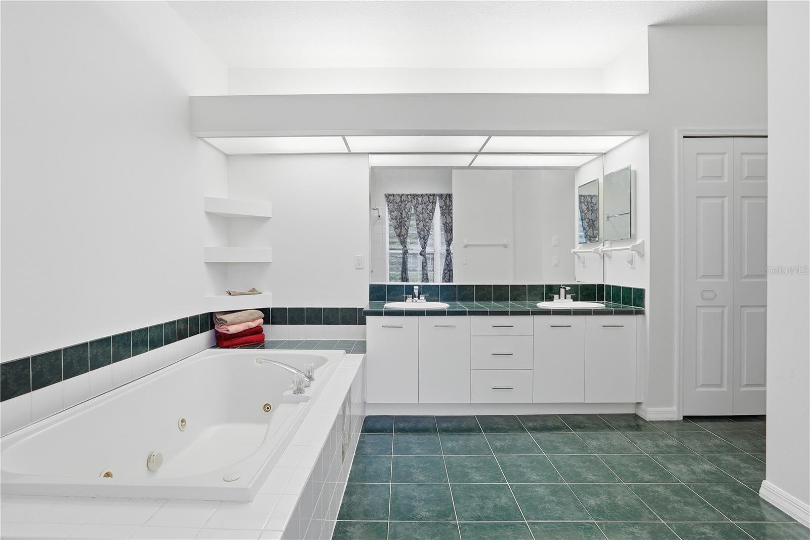 CAPE ORLANDO ESTATES UT 4 / WEDGEFIELD - Residential