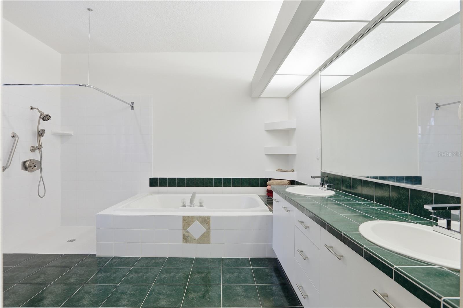 CAPE ORLANDO ESTATES UT 4 / WEDGEFIELD - Residential