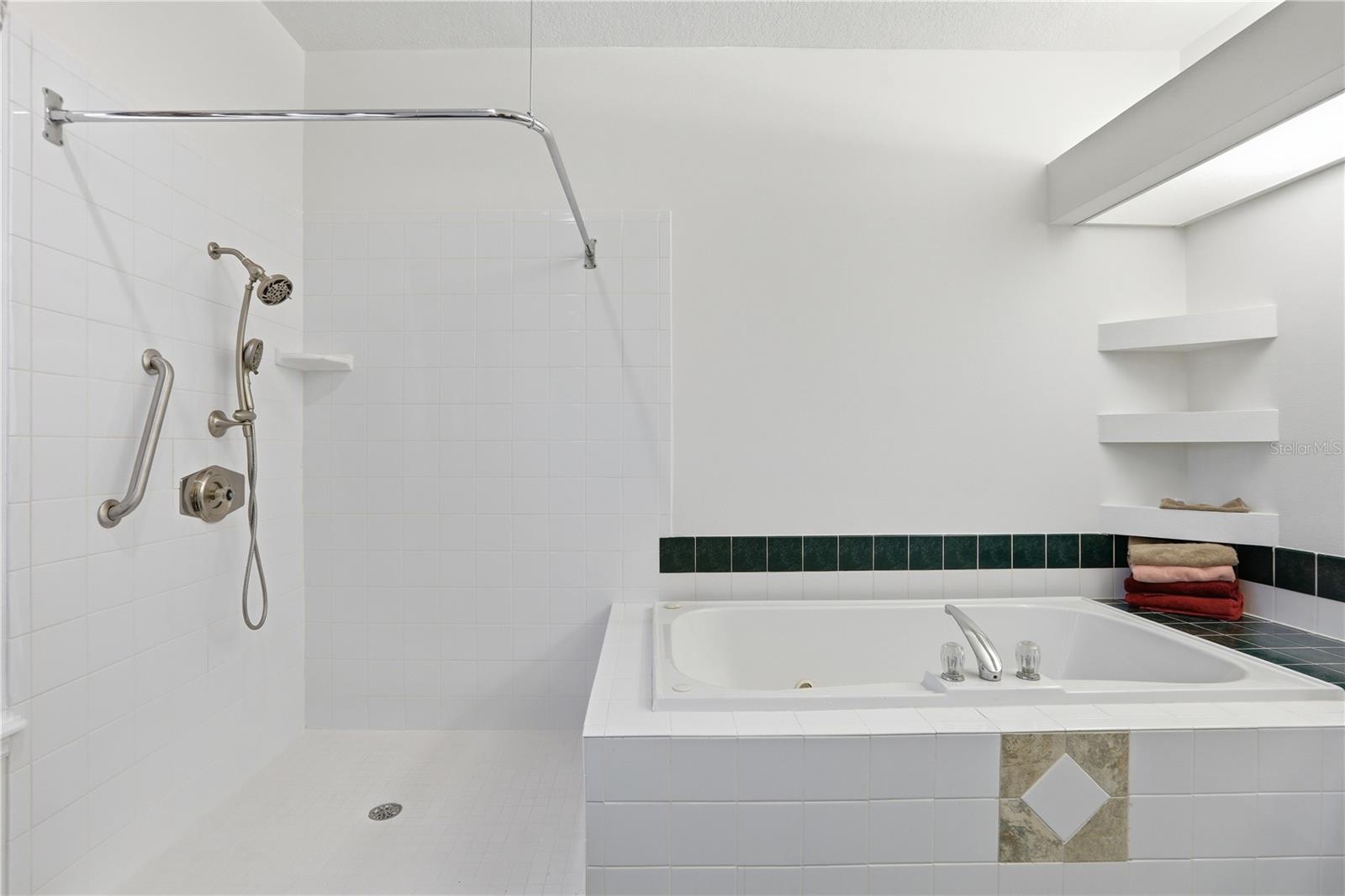 CAPE ORLANDO ESTATES UT 4 / WEDGEFIELD - Residential